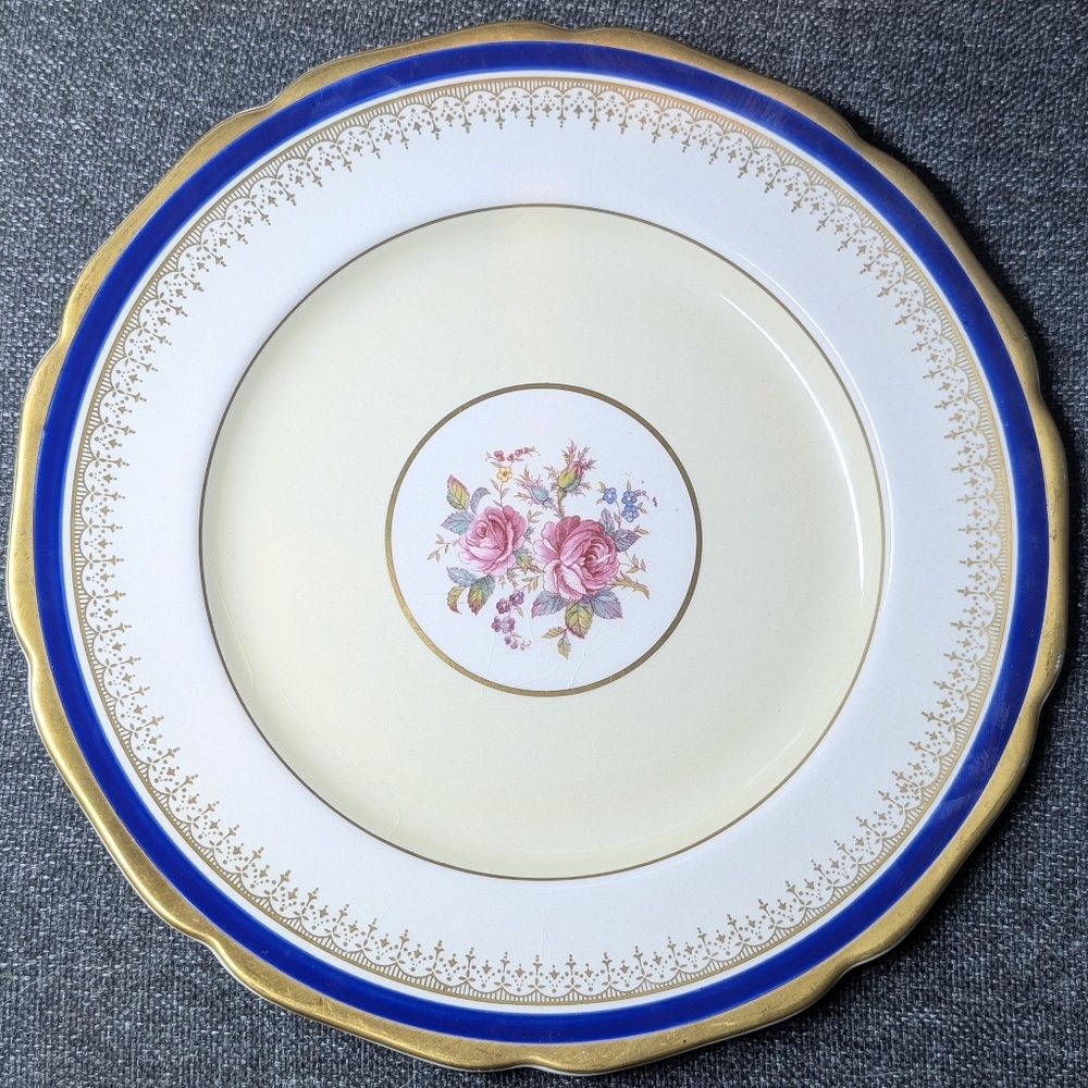 Vintage Johnson Brothers Pareek dinner Plate in the "Frinton" Pattern. 